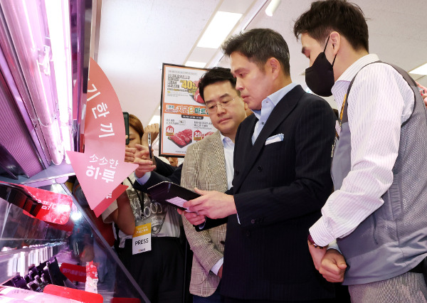 정용진 신세계그룹 부회장이 3일 오후 인천시 연수구 이마트 연수점의 냉장 축산물 코너에서 상품에 대한 설명을 듣고 있다. 이 점포의 축산 매장 쇼케이스 길이는 30m로 이마트 점포 중 가장 길다. 연합뉴스