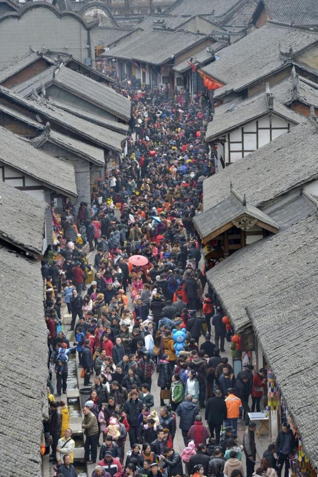 노동절 연휴를 맞은 중국의 한 관광지에 사람들이 발 디딜 틈 없이 몰려 있다. 중국 바이두 홈페이지