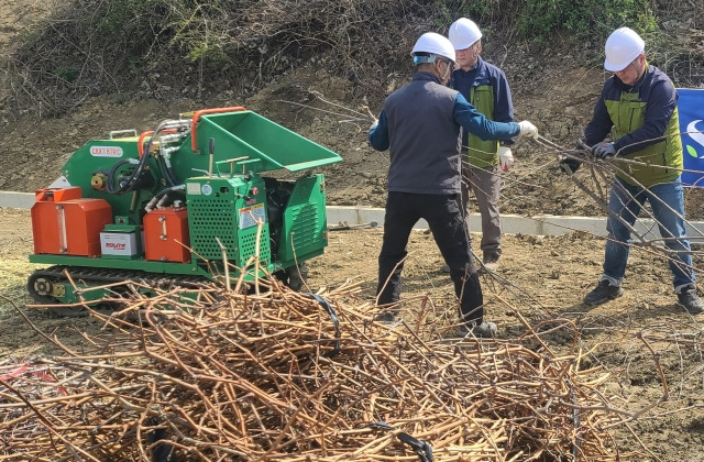 영농부산물을 파쇄 중인 산림청 관계자들. 산림청 제공