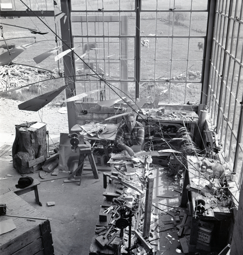 록스베리 스튜디오에 있는 칼더의 모습. Calder with 〈Mobile〉(1941) in his Roxbury studio, 1941.© 2023 Calder Foundation, New York / Artists Rights Society (ARS),New York / SACK, Seoul 사진: Herbert Matter 이미지 제공: 국제갤러리