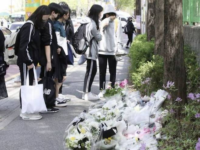 만취운전자 차량에 배승아(9) 양이 숨진 대전 서구 둔산동 탄방중 앞 스쿨존 인도에서 배 양을 추모하기 위해 들린 인근 중학생들이 눈물을 흘리고 있다. [사진 = 연합뉴스]