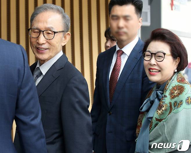 (서울=뉴스1) 김진환 기자 = 이명박 전 대통령과 부인 김윤옥 여사가 26일 오후 연극 ‘파우스트’를 관람하기 위해 서울 강서구 LG아트센터에 들어서고 있다.   이명박 전 대통령의 이번 연극 관람은 주인공으로 출연하는 유인촌 전 문화체육관광부 장관의 초청을 계기로 성사됐으며, 지난해 12월 신년 특별사면으로 사면·복권된 후 천안함 46 용사·연평도 포격 도발 희생자 묘역 참배에 이은 사면 이후 두 번째 공개 행보다. 2023.4.26/뉴스1  Copyright (C) 뉴스1. All rights reserved. 무단 전재 및 재배포 금지.