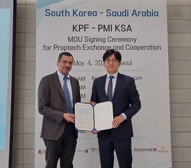 한국프롭테크포럼(의장 배석훈)과 PMI KSA(회장 바드르 버르세이드)가 4일 업무 협약식을 갖고 프롭테크 기술의 글로벌 협력 기회 발굴을 위해 협력하기로 했다. /사진 제공=한국프롭테크포럼