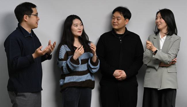 이광배(왼쪽부터) 보건복지부 2030 자문단원, 이은경 행정안전부 2030 자문단원, 최근호 복지부 2030 자문단원, 손윤희 복지부 청년보좌역이 지난달 25일 서울 중구 새문안로 문화일보 회의실에서 결혼과 출산에 대한 청년들의 인식과 저출산 해법에 대해 의견을 나누고 있다.     문호남 기자