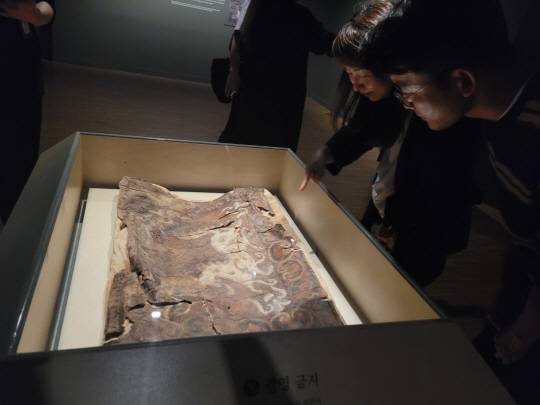 천마도 말다래를 관람하는 관람객들. 문화재청제공