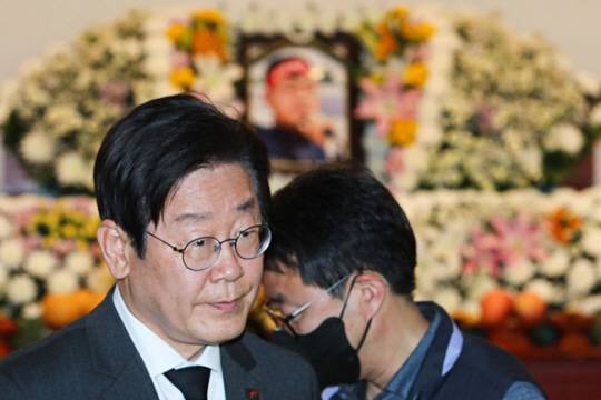 4일 오후 서울 종로구 서울대병원 장례식장에 마련된 민주노총 건설노조 간부 양모 씨의 빈소에서 이재명 더불어민주당 대표가 조문을 마치고 나서고 있다. 뉴시스