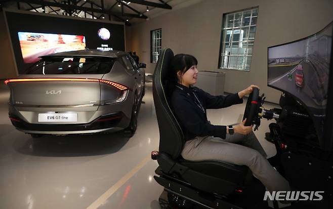 [서울=뉴시스] 김진아 기자 = 기아가 ‘The Kia EV9(더 기아 이 브이 나인, 이하 EV9)’의 사전 계약을 지난 3일부터 시작했다. 기아는 지난 2021년 서울시 성수동에 문을 연 280평 규모의 전기차 특화 복합 문화공간 ‘EV6 언플러그드 그라운드(Unplugged Ground) 성수’를 EV9의 첨단 기술과 전동화 플래그십의 가치를 복합적으로 체험할 수 있는 ‘EV 언플러그드 그라운드’로 새롭게 단장해 4일 문을 연다. 사진은 3일 새롭게 단장한 ‘EV 언플러그드 그라운드’에서 관계자가 운행 시연을 하고 있다. 2023.05.04. bluesoda@newsis.com