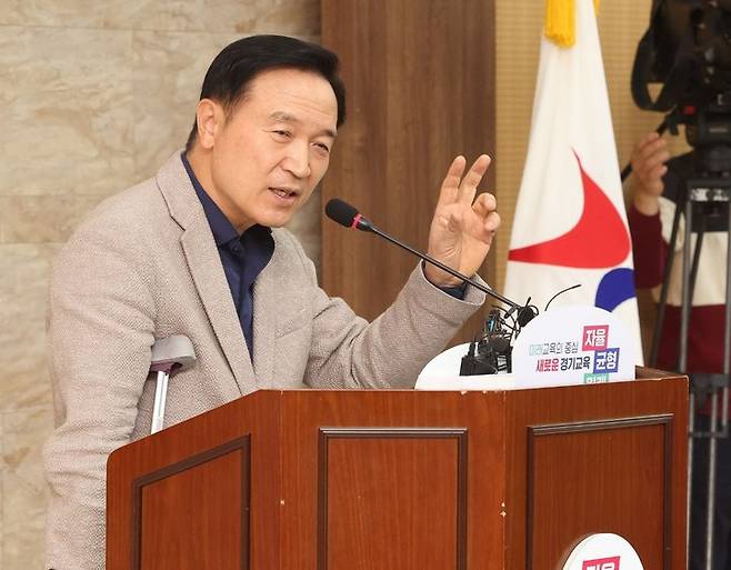 [수원=뉴시스] 임태희 경기도교육감이 4일 오전 경기도교육청 남부청사 중회의실에서 긴급 기자회견을 열고 전국연합학력평가 성적자료 유출 방지책을 발표하고 있다. (사진=경기도교육청 제공) 2023.05.004. photo@newsis.com *재판매 및 DB 금지