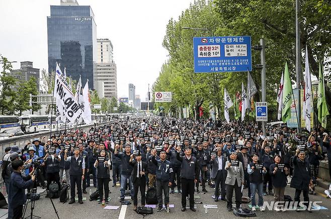 [서울=뉴시스] 정병혁 기자 = 전국건설노동조합 조합원들이 4일 오후 서울 용산구 대통령실 인근에서 열린 민주노총 건설노조 총력투쟁 집회에서 구호를 외치고 하고 있다. 2023.05.04. jhope@newsis.com