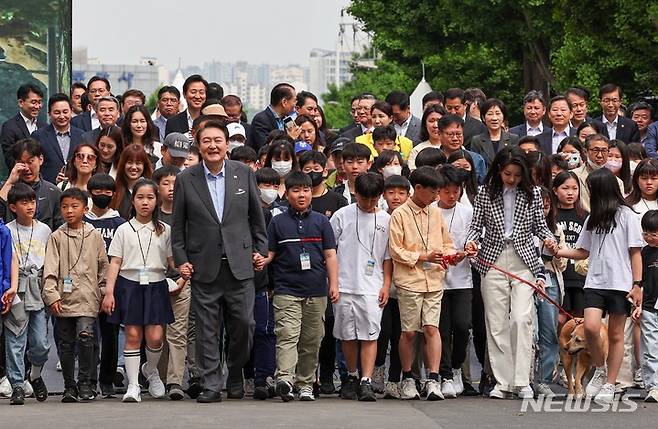 [서울=뉴시스] 홍효식 기자 = 윤석열 대통령과 부인 김건희 여사가 4일 서울 용산 대통령실 앞 미군기지 반환부지에 조성된 용산어린이정원으로 어린이들과 함께 입장하고 있다. (대통령실통신사진기자단) 2023.05.04. yesphoto@newsis.com