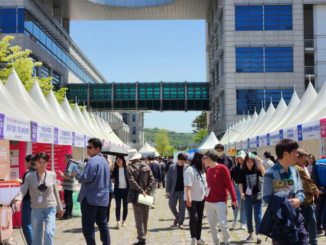 4월28일 전북도청에서 열린 ‘전국 농촌 신활력플러스 액션그룹 박람회’에 많은 사람이 관람하고 있다. 사진제공=전북농촌신활력플러스협의회.