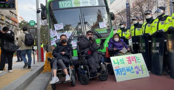 지난 2021년 11월 중증장애인들이 이동권 보장을 요구하며 시위를 벌였다.