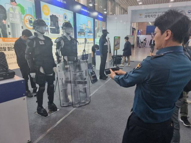 서울 서대문구 미근동 경찰청에서 3일 열린 ‘과학치안 R&D 성과 전시회’에서 경찰이 한국형 전자충격기 사격자세를 취하고있다. 박우인 기자