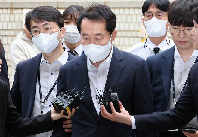 지난달 21일 강래구 한국수자원공사 상임감사위원이 서울중앙지법에서 열린구속 전 피의자 심문(영장심사)에 출석하고 있다. ⓒ연합뉴스