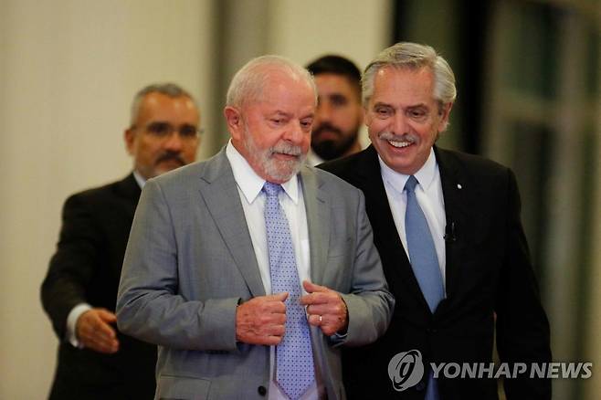 대화하는 브라질 룰라 대통령(왼쪽)과 아르헨티나 페르난데스 대통령 [AFP 연합뉴스 자료사진. 재판매 및 DB 금지]