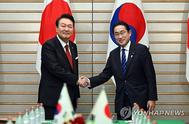 확대정상회담 하는 한일 정상 (도쿄=연합뉴스) 임헌정 기자 = 1박2일 일정으로 일본을 방문한 윤석열 대통령과 기시다 후미오 일본 총리가 3월 16일 오후 일본 도쿄 총리 관저에서 열린 한일 확대정상회담에 앞서 기념촬영을 하며 악수하고 있다. 2023.3.16 kane@yna.co.kr