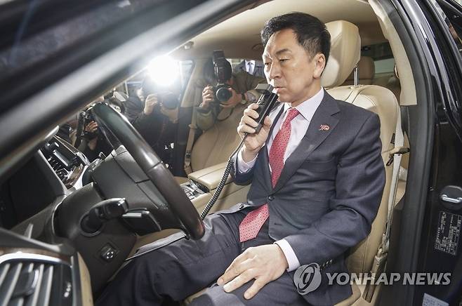 음주운전 방지장치 체험하는 김기현 대표 (서울=연합뉴스) 한상균 기자 = 국민의힘 김기현 대표가 26일 마포경찰서에서 음주운전 방지 장치를 체험하고 있다. 2023.4.26 [공동취재] xyz@yna.co.kr