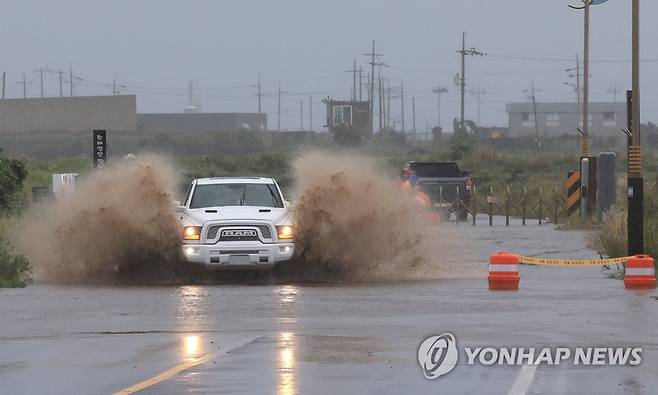 폭우에 잠긴 도로 (서귀포=연합뉴스) 박지호 기자 = 제주도 전역에 폭우가 쏟아진 4일 오후 제주 서귀포시 대정읍 상모리의 도로가 침수돼 차량이 힘겹게 빠져 나오고 있다. 2023.5.4 jihopark@yna.co.kr