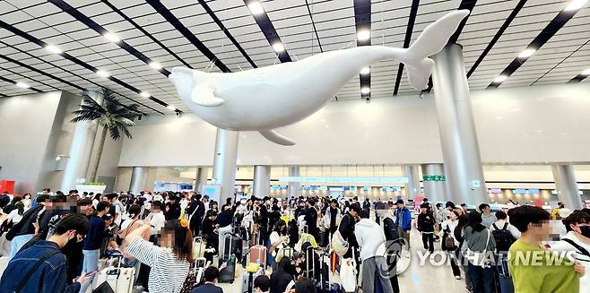 제주공항 결항에 발 묶인 수학여행단 (제주=연합뉴스) 변지철 기자 = 4일 오후 기상악화로 제주국제공항을 오가는 항공기 운항이 대부분 결항하자 수학여행단을 비롯한 관광객의 발이 묶였다. 사진은 인산인해를 이룬 제주공항 출발장 모습. 2023.5.4 bjc@yna.co.kr