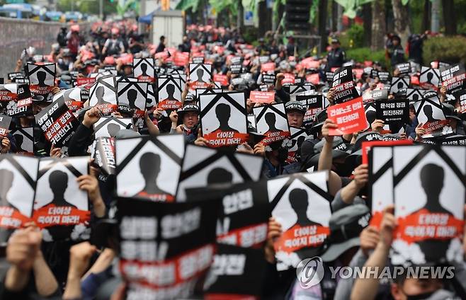 '분신 건설노조원 수사 규탄' 결의대회 연 건설노조 (서울=연합뉴스) 류영석 기자 = 4일 오후 서울 용산 대통령실 인근 한강대로에서 민주노총 건설노조 관계자 등이 정부규탄 총력투쟁 결의대회를 하고 있다. 2023.5.4 ondol@yna.co.kr