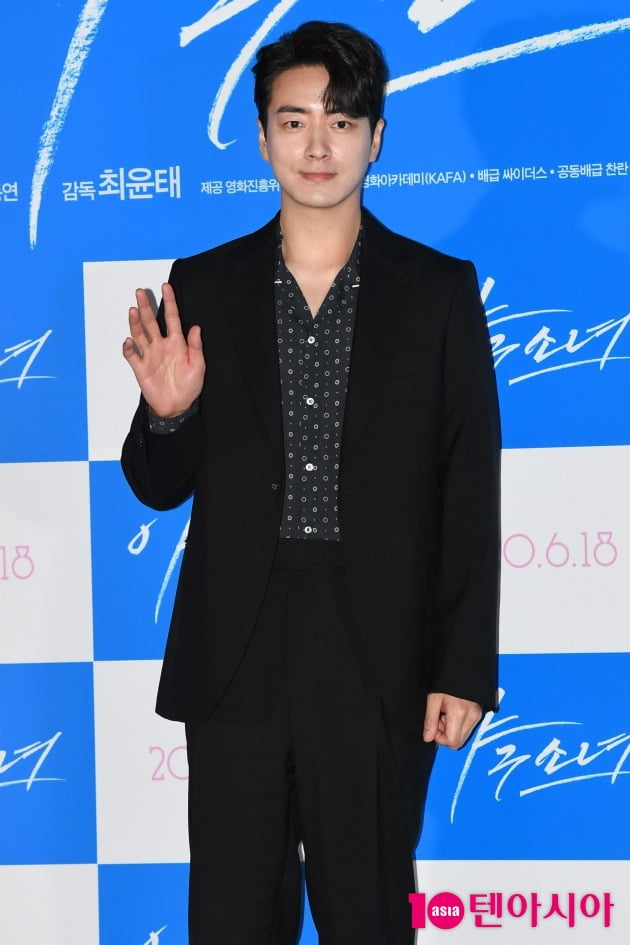 Actor Lee Joon-hyuk gained weight, not Monbulk College.This is for the movie The Outlaws 3 (director Lee Sang-yong).The movie The Outlaws3, which will be released on May 31, received a 15-year-old viewing price rating.The video rating committee said, There are scenes of strong fists, fighting scenes, killing with weapons and weapons, but they are indirectly expressed by bloodshed descriptions and sounds, so the level of violence is somewhat high, drug packaging, And the harmfulness of drug and imitation risk factors in the scene of sitting in a confused state after taking the body, and the organic scene of the body. The Outlaws series began in 2017. The Outlaws was a non-youth-viewable film, but it was an exceptional success, attracting 6.88 million people, and a sequel, The Outlaws, was produced.The Outlaws2, which received a 15-year-old viewing price rating, mobilized 12.69 million viewers in conjunction with retaliatory consumption and the release of movie theaters.The Outlaws3 is a monster detective Ma Dong-Seok who moved to the Seoul metropolitan area and is responsible for Joo Seong-cheol (Lee Joon-hyuk), who is behind the new drug crime incident, and another Billon Ricky (Aoki Munetaka) It tells the story of catching.Lee Joon-hyuk plays Joo Seong-cheol, one of the first two-top villains in the series.Lee Joon-hyuk said on YouTube channel Allure Korea, Heel recently.So far I can say extreme Heel is the movie The Outlaws3 Joo Seong-cheol seems to be the first time I remember a lot, he said.He defined Joo Seong-cheol as a sensitive Bison with five letters.Lee Joon-hyuk said, I created Joo Seong-cheol by imagining a Bison-like feeling. Joo Seong-cheol is one of the most confident characters I have ever played.I think Ive never been in charge of someone so confident before. Ive been so loving, so confident, so lucky. Im so confident. Ive never met anyone like that before.Lee Joon-hyuk, who ate 19 kilograms of his favorite hamburger and chicken because of his purpose of raising a lot of flesh.Why did he choose Salk!up (to gain weight by gaining weight) rather than Monbulk College up?Lee Joon-hyuk said, Im trying to feel less pain when I get hit by Ma Dong-seok. I thought if I had a cushion, it would hurt less. Or Id have to hit myself too.I think I did a good job because I thought I could fight if I could see it. Lee Joon-hyuk plays one of the first two-top villains in The Outlaws series. Since the announcement of casting, there has been a lot of reaction to Do not hit your face.However, Lee Joon-hyuks Choices was Salk! Up. The Outlaws3 was judged to be a 15-year-old viewing price following the previous work, and this year it will aim to mobilize 10 million viewers.Lee Joon-hyuks new face, which has increased 19kg here, looks forward to what it will look like.