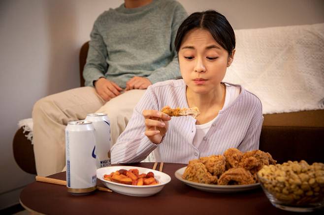 비만을 해결하려면 생활 습관을 개선해 식사량을 줄이고 운동량을 증가시키는 것과 더불어, 행동 요법이 필요하다. [사진=클립아트코리아]