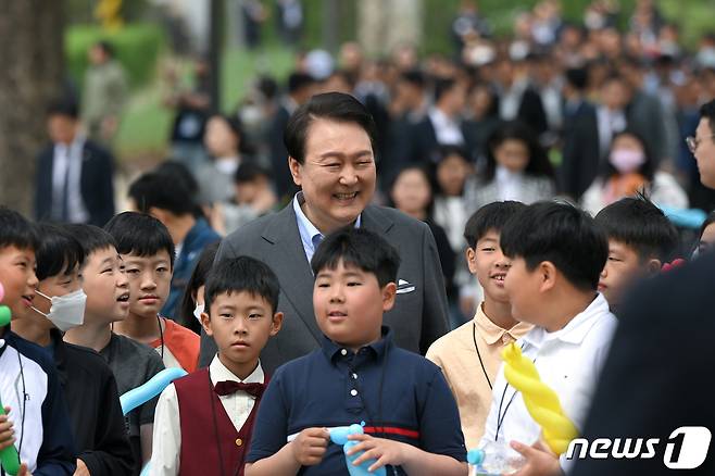 윤석열 대통령이 4일 용산 대통령실 앞 용산어린이정원에서 열린 개방 행사에서 어린이들과 대화하고 있다. (대통령실 제공) 2023.5.4/뉴스1 ⓒ News1 오대일 기자