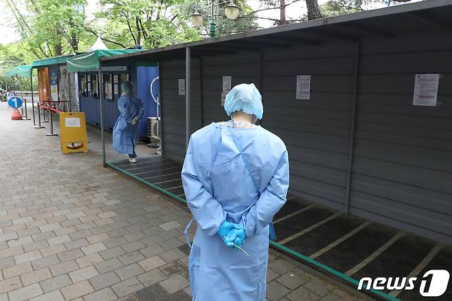 대구 달서구보건소 뒤편 월성공원에 마련된 코로나19 선별진료소가 한산한 모습을 보이고 있다. 2023.4.6/뉴스1 ⓒ News1 공정식 기자