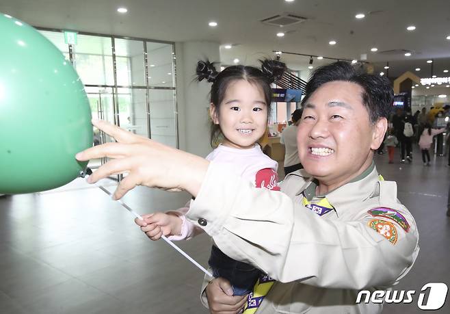 5일 전북 전주시 송천동 전북도어린이창의체험관에서 열린 제101회 어린이날 대축제에 참석한 김관영 전북지사가 체험부스를 돌며 아이들과 즐거운 시간을 보내고 있다.2023.5.5.(전북도 제공)/뉴스1