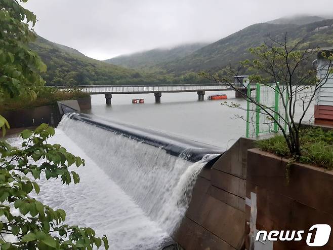 비가 내리는 5일 오후 전남 완도군 노화읍 등에 식수를 제공하는 보길면의 부황제에 물이 차오르고 있다. (완도군 제공) 2023.5.5/뉴스1