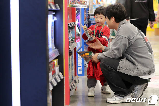 어린이날인 5일 가족과 함께 서울시내 한 대형마트 완구코너를 찾은 어린이가 선물을 고르고 있다. 2023.5.5/뉴스1 ⓒ News1 박세연 기자