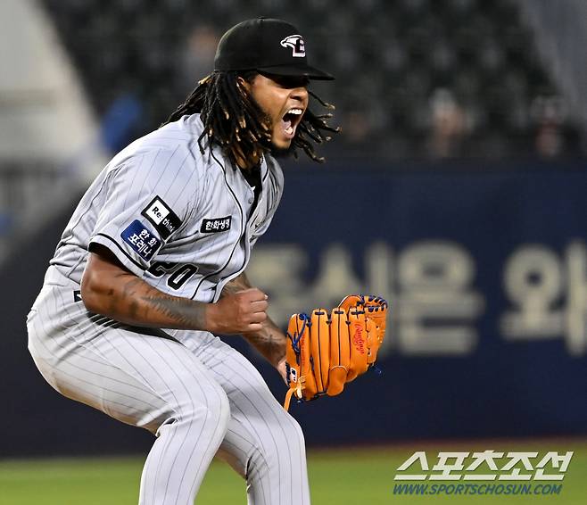 5회말 2사 1,3루 한화 페냐가 두산 김재환을 삼진으로 잡아낸 후 환호하고 있다. 잠실=허상욱 기자