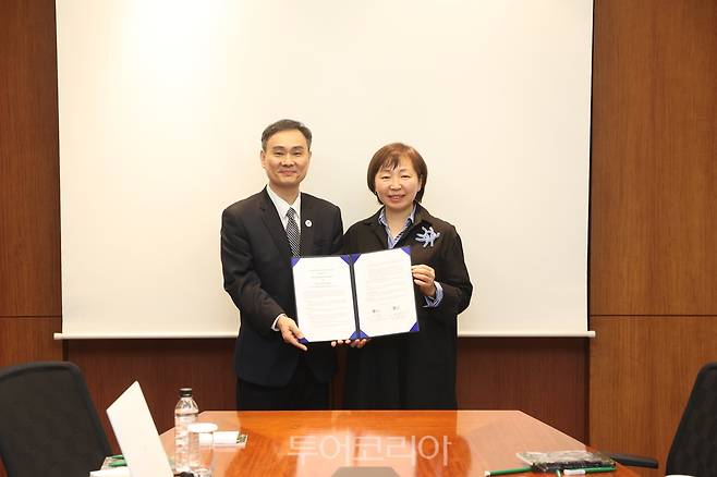 괌정부관광청 한국마케팅위원회 은호상 회장과 제주관광공사 고은숙 사장이 참석한 가운데 괌과 제주의 관광 발전을 위해 업무협약을 4일 체결했다. 