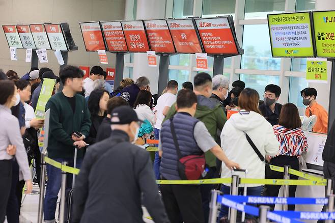 5일 오전 제주국제공항 출발층 항공사 카운터가 결항편 대체 항공권을 구하려는 여행객들로 붐비고 있다./연합뉴스