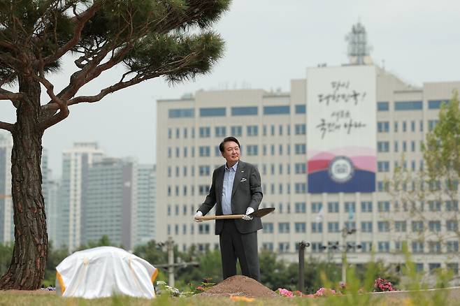 윤석열 대통령이 지난 4일 서울 용산구 용산미군기지 반환 부지에 조성된 ‘용산어린이정원’ 개방 행사 뒤 전망 언덕에 올라 기념 식수를 하고 있다. 대통령실 제공