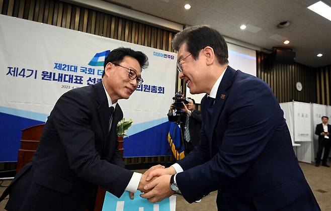 지난달 28일 민주당 의원총회에서 새 원내대표로 뽑힌 박광온 의원이 이재명 대표의 축하 인사를 받고 있다. 연합뉴스