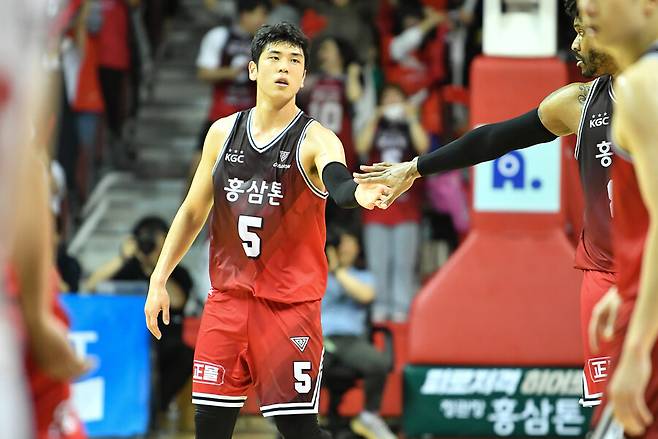 인삼공사의 변준형이 에스케이와 6차전을 뛰고 있다. KBL 제공