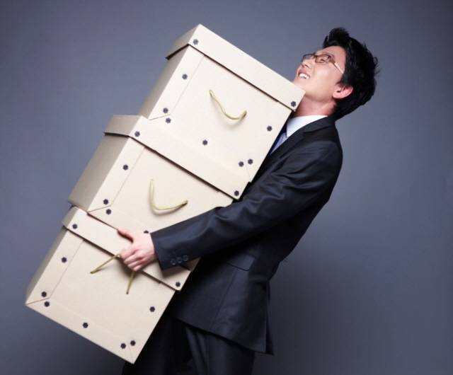 무거운 물건을 무턱대고 들어 올렸다간 허리디스크 등의 척추질환으로 악화될 수 있다./사진=클립아트코리아