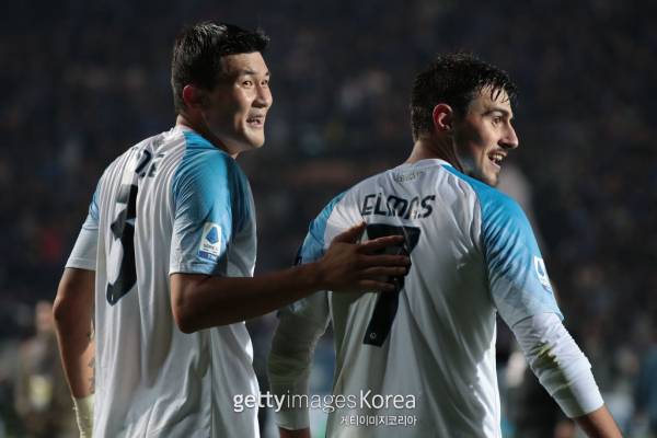 지난해 11월 아탈란타전 승리 이후 엘리프 엘마스와 함께 기뻐하고 있는 김민재(왼쪽)의 모습. 사진=게티이미지