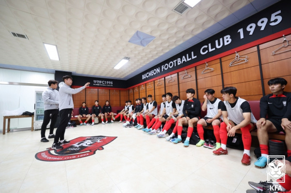 부천FC와의 연습경기를 앞두고 선수들에게 이야기하고 있는 김은중 감독. 사진=대한축구협