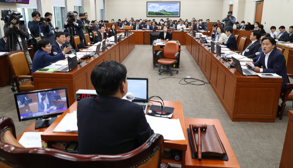 전해철 국회 환경노동위원장이 지난달 25일 국회에서 열린 전체회의를 주재하는 가운데 여야 의원들이 노란봉투법 관련 언쟁을 하고 있다. [사진=뉴시스]