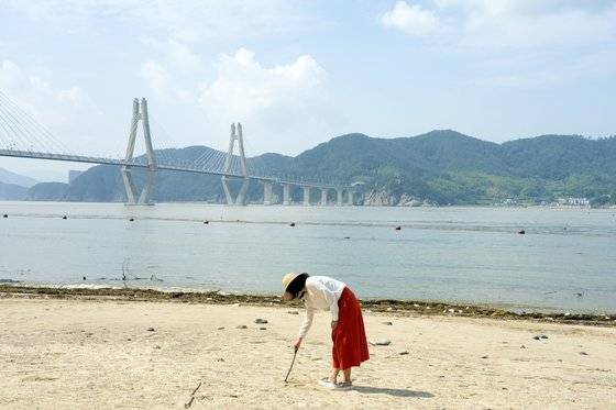경남 거제 저도는 2019년 일반에 개방됐다. 박근혜 전 대통령이 낙서를 남겼던 백사장이 이곳의 명소로 통한다.