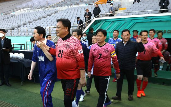 정진석(국민의힘) 국회의원 축구연맹 회장과 에토 세이시로 일한의원축구연맹 회장 등 양국 의원 선수들이 지난해 11월 26일 오후 서울 마포구 상암동 서울월드컵경기장에서 열린 제12회 한?일 국회의원 축구대회에서 경기장으로 입장하고 있다. 뉴시스