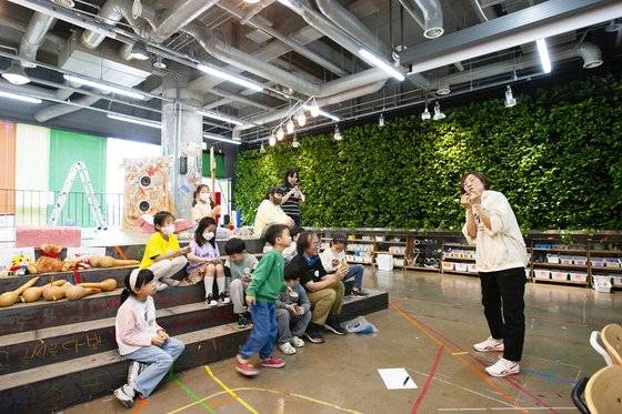 지난 3일 경기도 성남시 삼평동 스마일게이트 캠퍼스 퓨처랩에서 아동들이 그림작가 이은아 씨와 토론하고 있다. [스마일게이트]