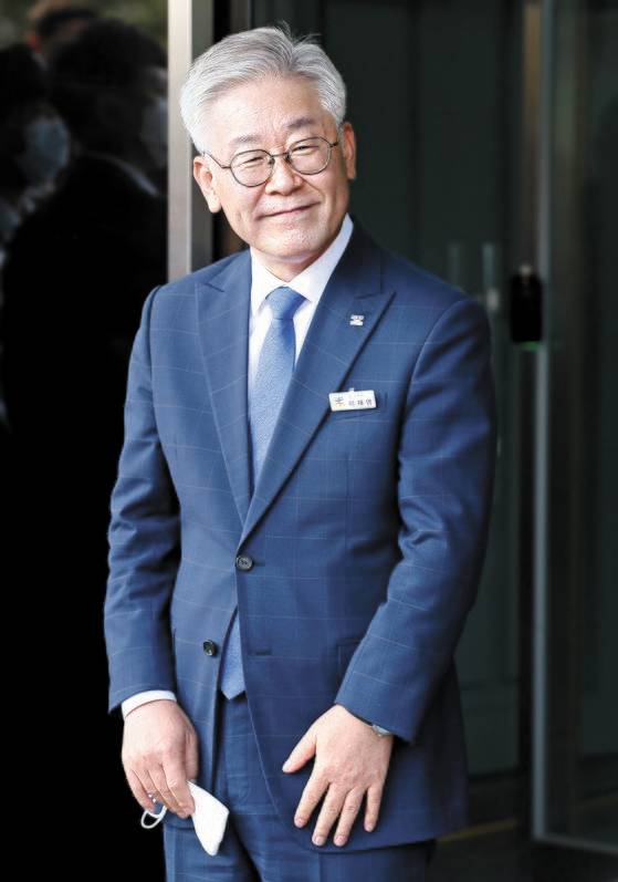 '친형 강제입원'과 관련한 허위사실 공표 혐의에 대해 2심에서 당선무효형을 선고받았다가 대법원의 원심 파기환송으로 지사직을 유지하게 된 이재명이 2020년 7월 16일 오후 경기도 수원시 경기도청에서 입장을 밝히며 지지자들에게 미소를 지으며 인사하고 있다.   대법원 전원합의체는 직권남용 권리행사 방해, 공직선거법 위반 등 혐의로 기소된 이재명의 상고심에서 일부 유죄로 판결한 원심을 깨고 무죄 취지로 사건을 수원고법으로 돌려보냈다고 밝혔다. 사진 연합뉴스