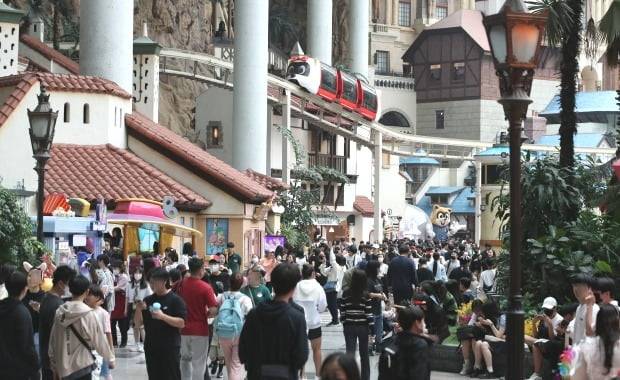 어린이날을 하루 앞둔 4일 오후 서울 송파구의 롯데월드가 나들이 나온 시민들로 북적이고 있다. /사진=뉴스1