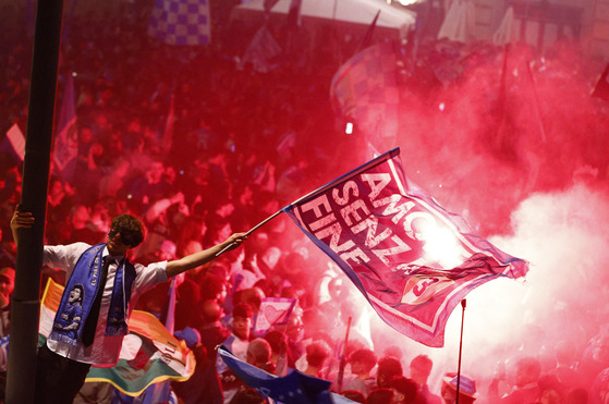 Napoli fans celebrate winning the Serie A title in Naples, Italy on Thursday.  [REUTERS/YONHAP]