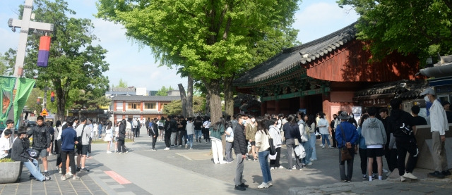 4일 전주한옥마을 경기전 앞이 현장학습을 나선 학생들로 북적이고 있다. 전주한옥마을에는 지난 1∼2월 305만여명이 다녀가 올해 1500만 관광객 시대를 열 것으로 기대되고 있다. 뉴시스