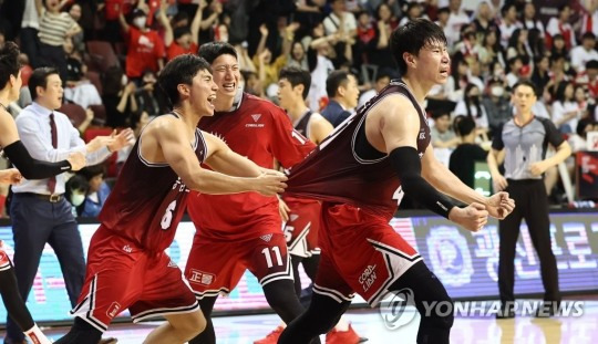 (안양=연합뉴스) 5일 경기도 안양실내체육관에서 열린 2022-2023 SKT 에이닷 프로농구 챔피언결정전 6차전 안양 KGC 인삼공사와 서울 SK 나이츠의 경기. KGC 오세근과 선수들이 4쿼터에 역전에 성공하자 환호하고 있다.