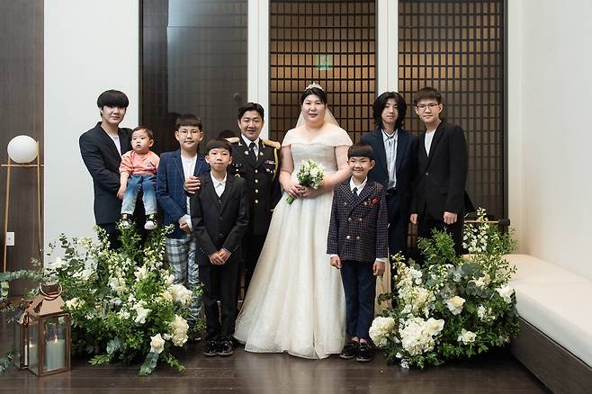 육군이 5일 서울 용산 로카우스 육군호텔에서 박정환 육군참모총장 주관으로 모범 간부 합동결혼식을 거행했다고 밝혔다. 결혼식을 올리지 못한 간부를 대상으로 육군이 이 같은 행사를 개최한 건 6년 만이다. 이날 행사에는 하객 300여 명이 참석했으며, 육군 군악의장대대와 가수 김태우가 축하 공연을 했다.  육군